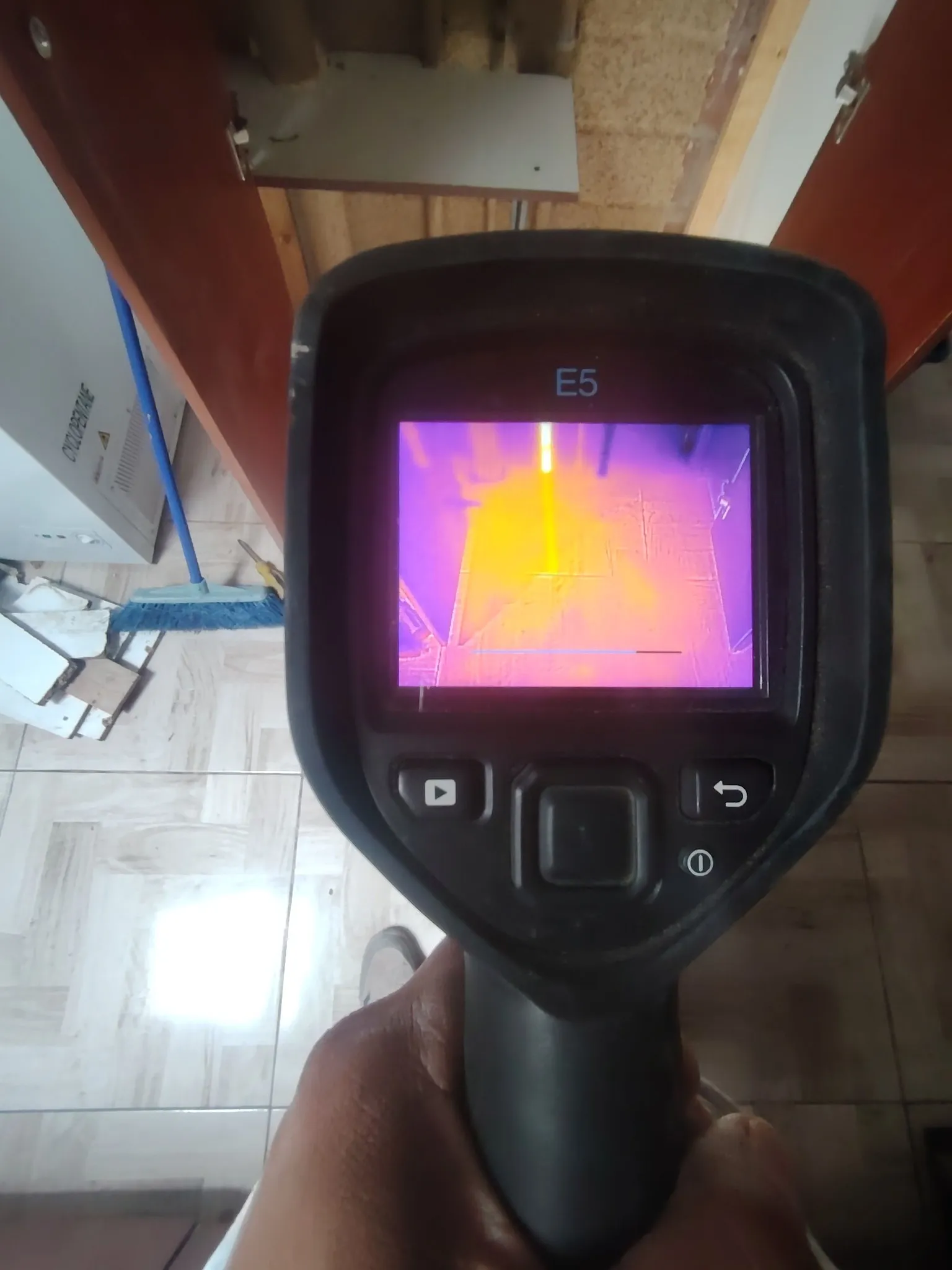 Cámara termográfica FLIR detectando una filtración de agua en el cielo de una vivienda en Santiago