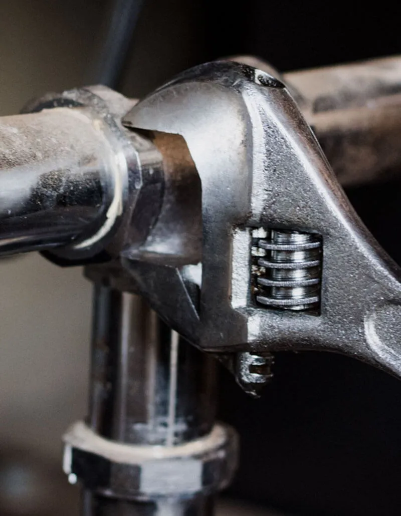 Reparación de una tubería de agua con llave ajustable